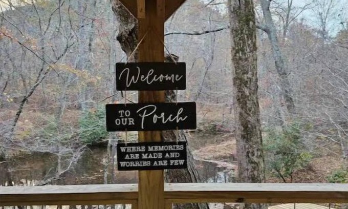 Piedmont House | Creekside treehouse. with hot tub.