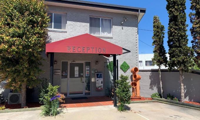 Queanbeyan Hotel | Crest Motor Inn