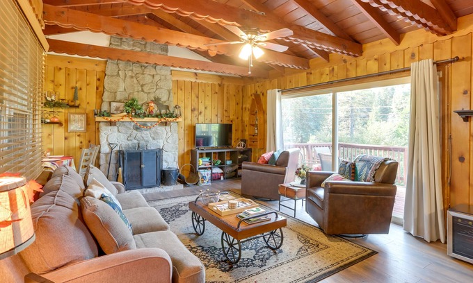 Crestline Cabin | Crestline Cabin: Close to Lake Arrowhead & Skiing