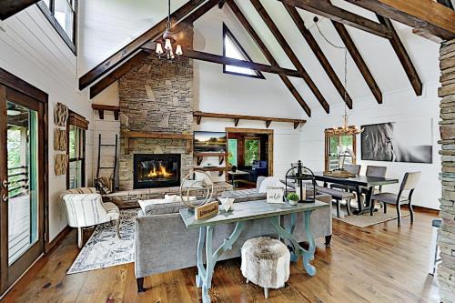 Royal Pines House | Crestwood Retreat