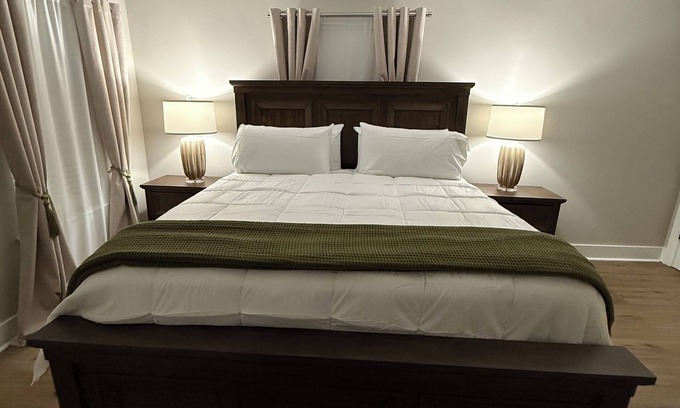 Baton Rouge House | Cricket & Clover Retreat Near SU, LSU & Airport, WiFi, AC, and Full Kitchen