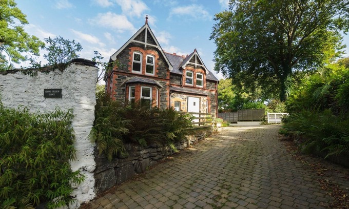 Kirkmichael House | Cronk Urleigh Lodge accommodates four and is a delightful house located in wonderfully leafy surroun