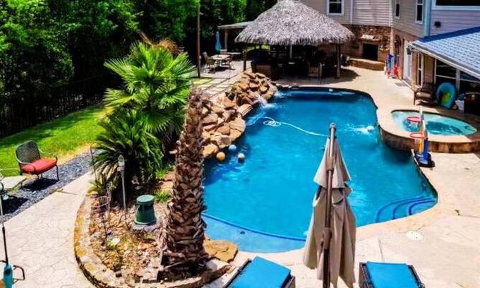 Crosby House | Crosby Backyard Oasis with Weekday Specials!