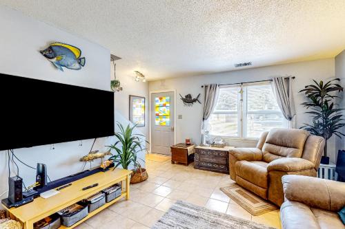 Atlantic Beach Apartment | Crystal Coast Charmer