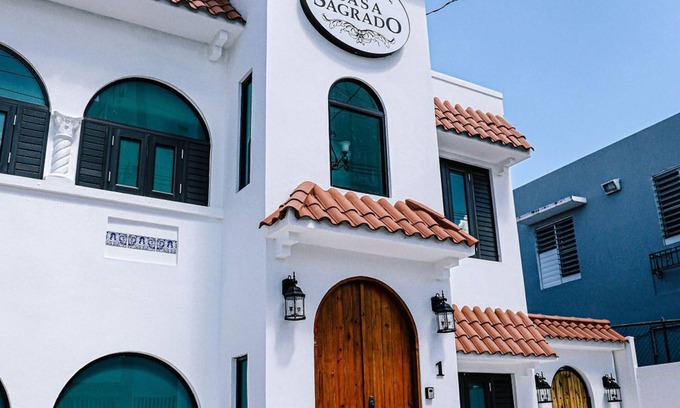 Sagrado Corazon Apartment | CS8- Impressive Original Colonial Architecture w/King Bed & Parking