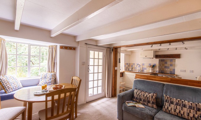 Lanteglos Cottage | Cuckoo Tor, Lanteglos, woodland & coastline nearby