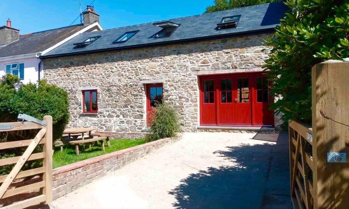 Haverfordwest House | Cuddfan Fach - Pembrokeshire Stunning Barn near the Coastal Path