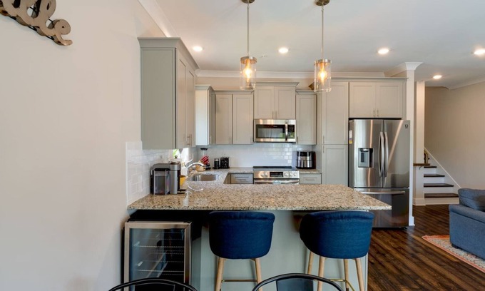 Lakewood House | Cumberland Emerald | Walk to Dining