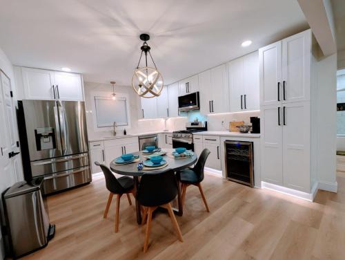 Mount Berry House | Custom Design Kitchen King Beds Laundry Large TVs