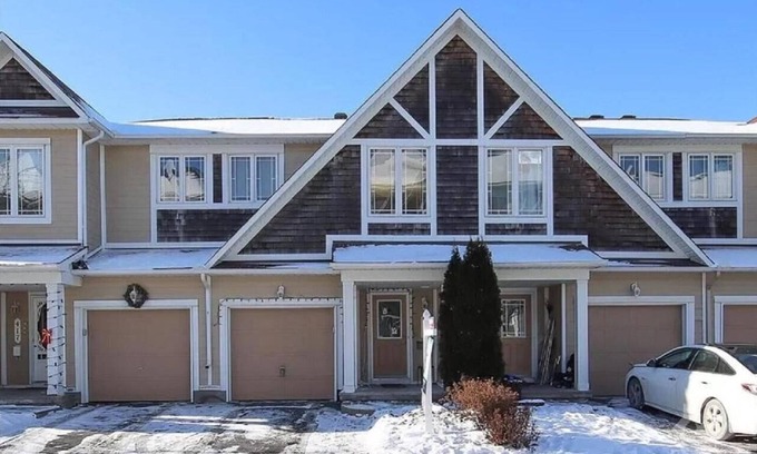 Ottawa Division House | Cute 3 bed rooms townhouse in Bridlewood/quite neighborhood