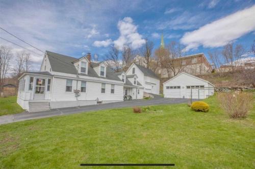 Littleton House | Cute 6-Bedroom Getaway in the heart of Littleton