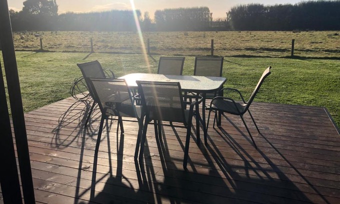 Longlands Villa | Cute Cottage Close to Town