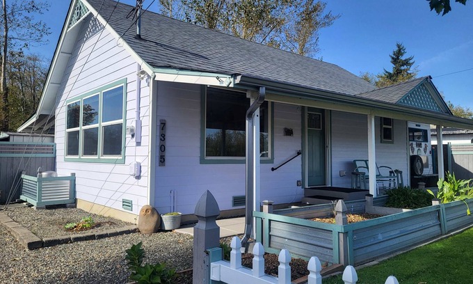 Birch Bay Apartment | Cute Cottage with fully fenced yard