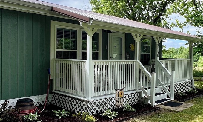 Pikeville Cottage | Cute-Cozy-Clean 2B-2B cottage with hot tub-Pet friendly-Minutes to FCF Park
