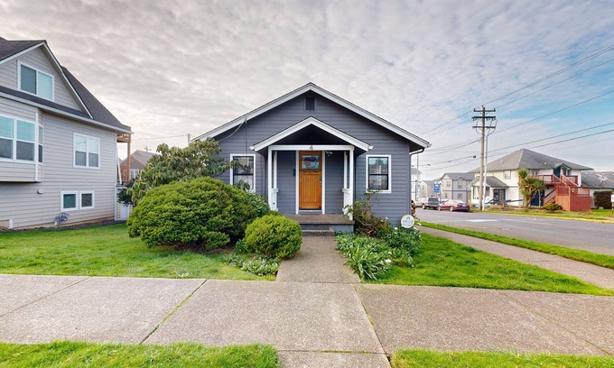 Newport House | Cute, dog-friendly cottage w/views in Nye Beach - walk to shops & the park