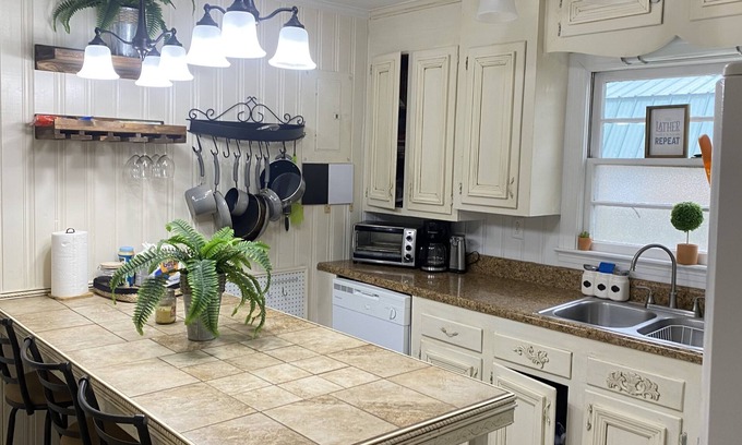Aurora House | Cute home 3 mins from Nutrien, walking distance to boat landing/fishing areas!