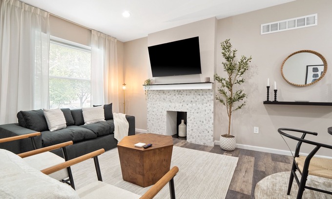 St. Louis Apartment | Cute Newly Renovated/King Beds/WashU & Clayton
