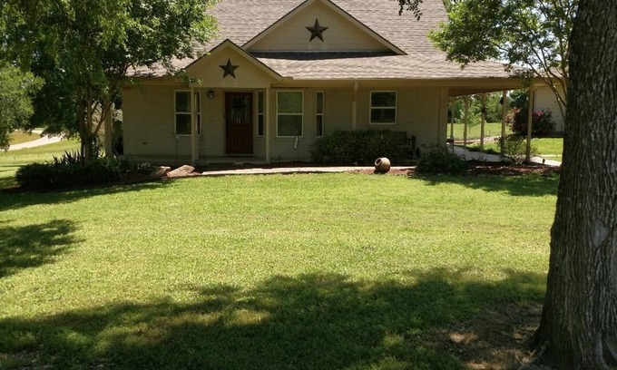Bryan House | CUTE QUIET COTTAGE NESTLED IN THE TREES