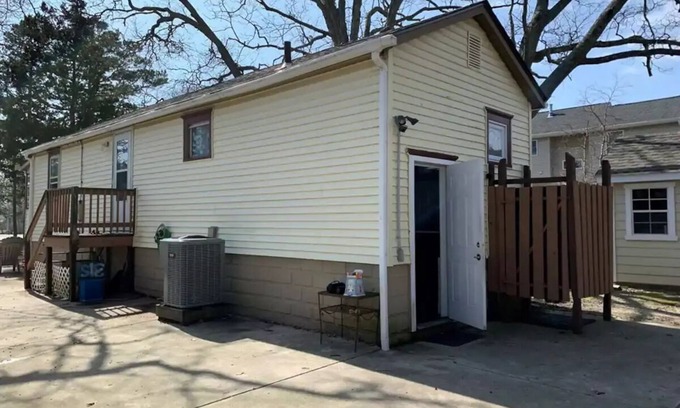 Somers Point Cottage | Cute, small cottage minutes from restaurants/bay