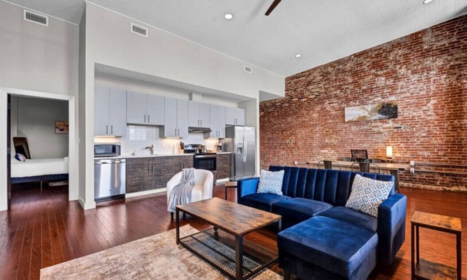 Downtown Louisville Apartment | CW Downtown 1 BR King Heart of Whiskey Row