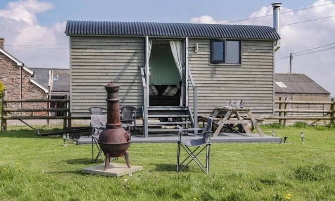 Rhyd-y-foel Cottage | CWTCH WINNIE SHEPHERDS HUT, pet friendly, with hot tub in Old Colwyn