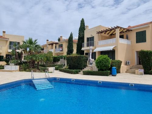 Polis House | Cyprus 2 beds ensuite pool patios wifi parkin