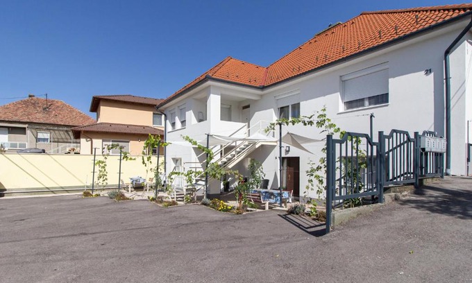 Gyor Apartment | Déli Terasz B Apartman Free parking, self-check-in anytime
