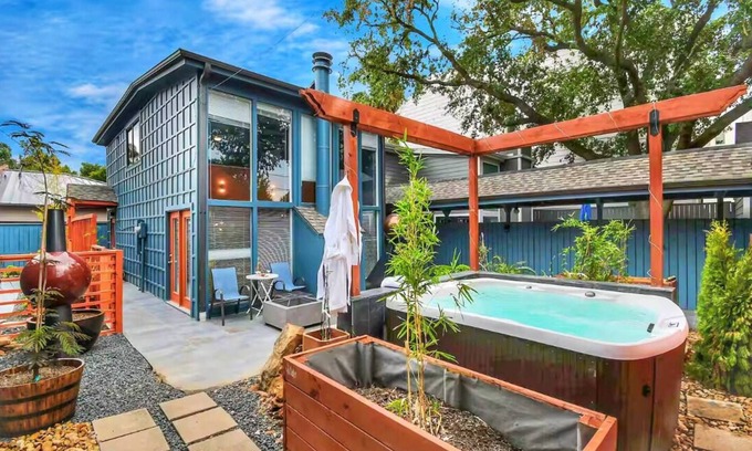 Neartown House | D Houston Oasis Private Jacuzzi Loft 65ft Pool