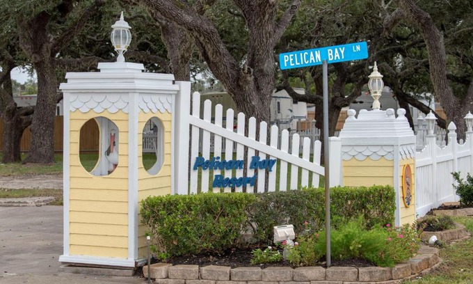 Fulton Resort | D&R Pelican Bay Resort
