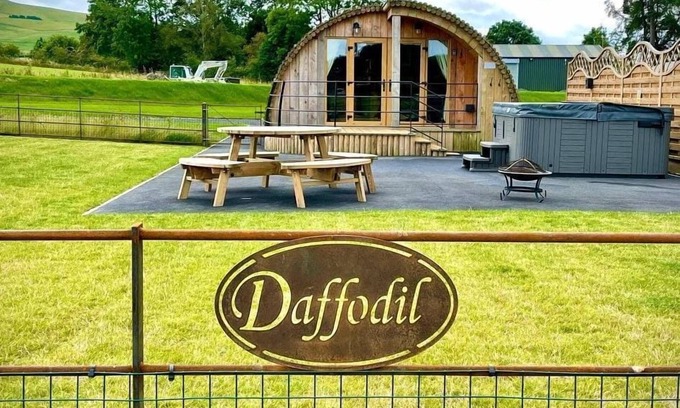 St Harmon Cottage | Daffodil - Glamping Pod with Hot Tub Sleeping 4 guests, Pet Friendly