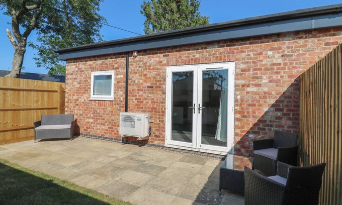 Earls Barton Cottage | DAFFODIL, pet friendly, character holiday cottage in Northampton