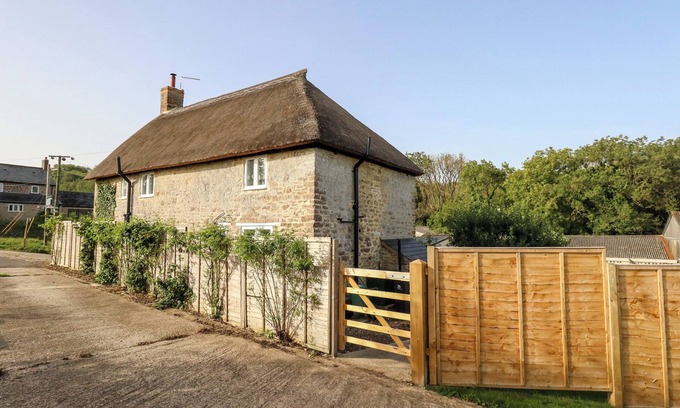 Littlebredy Cottage | DAIRY COTTAGE, pet friendly, character holiday cottage in Abbotsbury