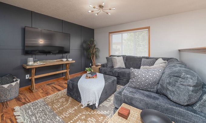 Buffalo Ridge House | Dakota Cozy - Beatiful 9 Person Westside Home