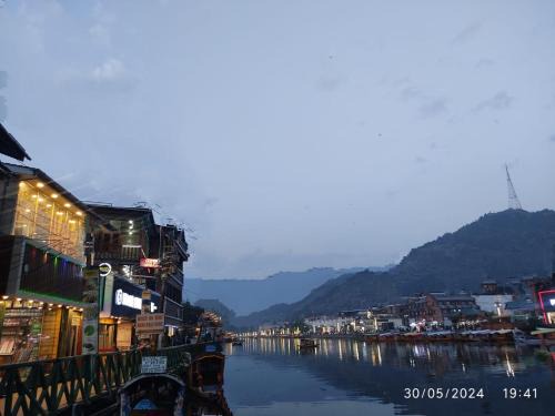 Dal Lake Bed & Breakfast | Dal Fog Guest House