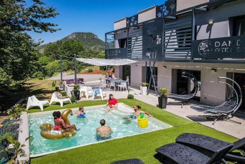 Mostuejouls House | DANDELION GITE SPA Gorges du Tarn piscine jacuzzi rivière vue exceptionnelle villa nature design