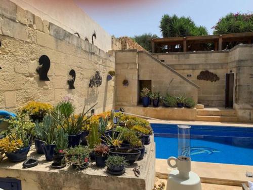 San Lawrenz Villa | Dar Dragun: luxury 3BR bright spacious house & pool