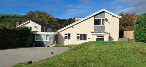 Denbigh House | Daron Large Country Cottage