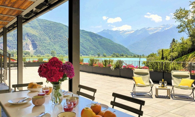Dascio Apartment | Dascio Vita roof terrace holiday flat on the lake with pool