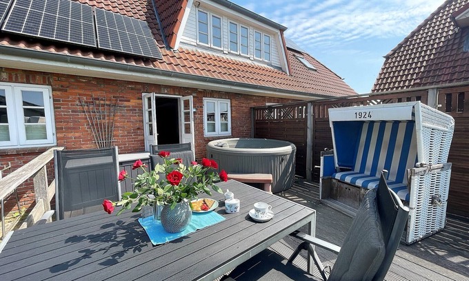 Rodenas House | Dat groote Diekhuus - whirlpool, terrace, fenced garden, sauna, beach chair