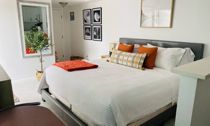 Lake Worth Corridor Apartment | Date me ,Top Location , Close Beach