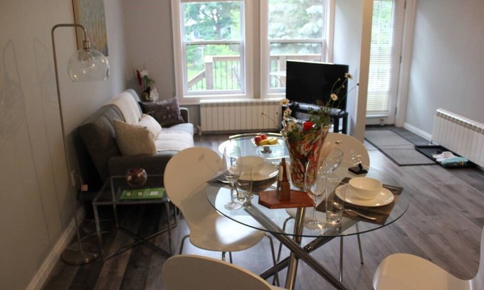 Orillia Apartment | DaVel DeLuxe Relaxation