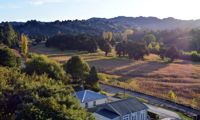 Taumarunui House | Daydreams Retreat - Nestled at the foot of the historic Sunshine Settlement