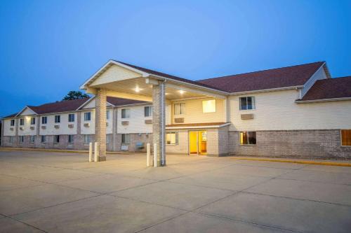 Evansdale Hotel | Days Inn by Wyndham Evansdale Waterloo