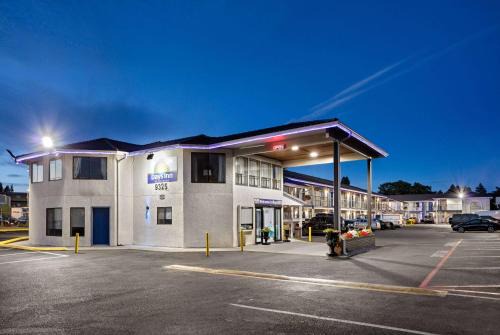 Monta Vista Hotel | Days Inn by Wyndham Lakewood South Tacoma