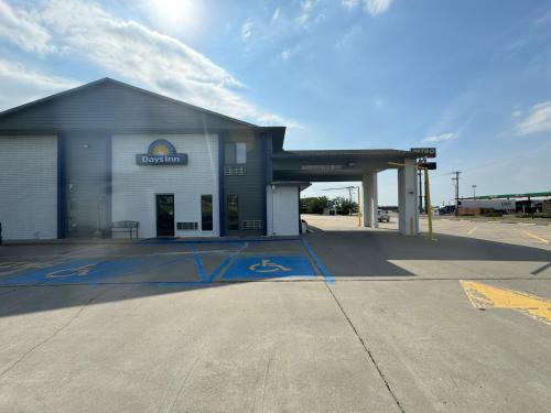 Salina Hotel | Days Inn by Wyndham Salina I-70