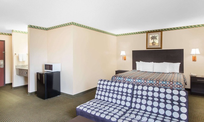 Sullivan Hotel | Days Inn by Wyndham Sullivan
