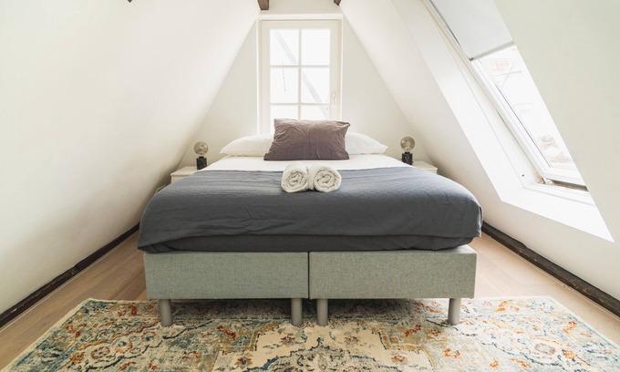 Grachtengordel-West Bed & Breakfast | De achterkamer - Tiny and cosy attic