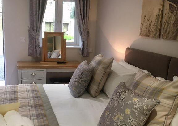 Nantgarw House | De Courceys Manor Suites & Cottages