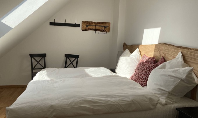 Lausnitz Apartment | Helle Dachgeschoßwohnung mit Kamin