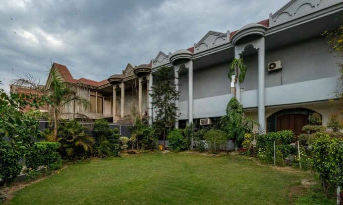 Amritsar Hotel | De Manora Homes - Unpretentious hotel with a garden , posh area Ranjit Avenue